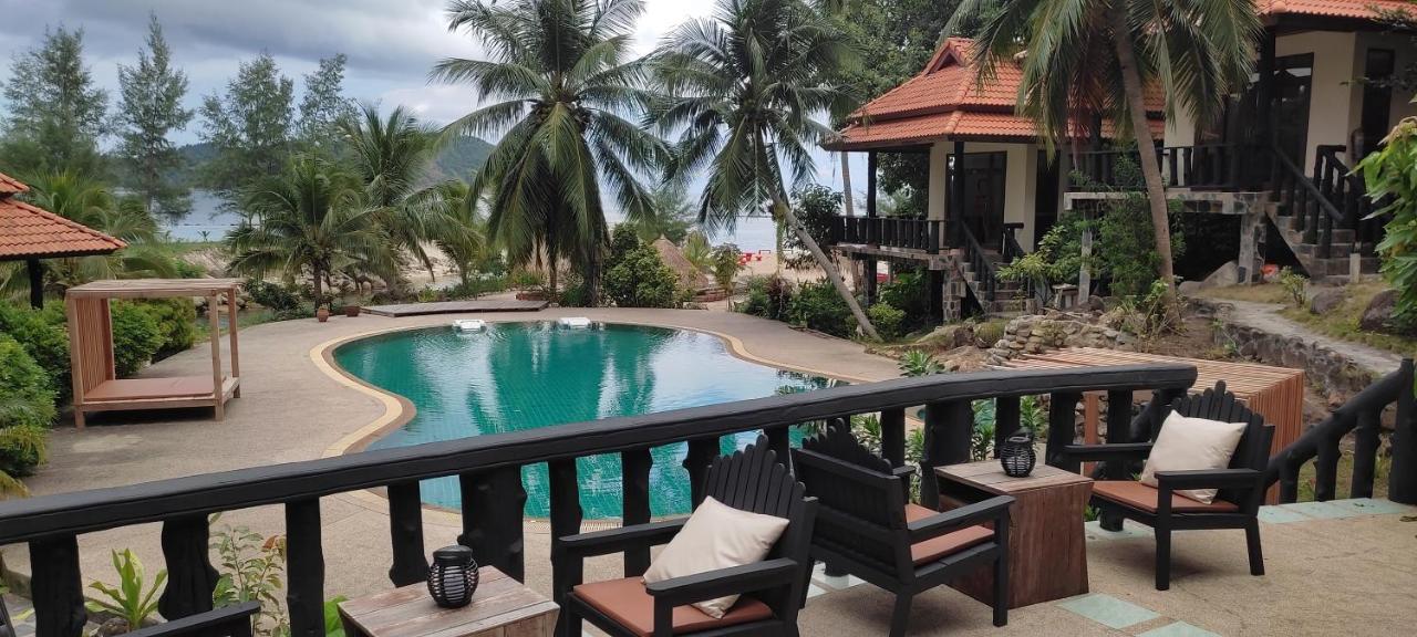 Red Pearl Beach Resort Chaloklum Bagian luar foto