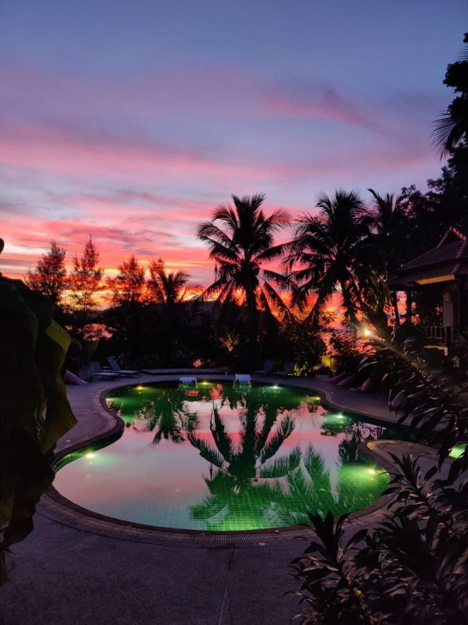 Red Pearl Beach Resort Chaloklum Bagian luar foto
